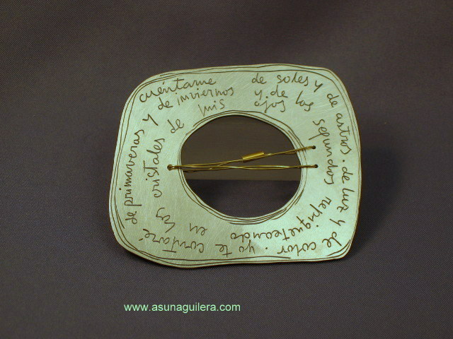 Colgante CUÉNTAME DE SOLES Y DE ASTROS... DE LUZ Y DE COLOR...YO TE CONTARÉ DE PRIMAVERAS Y DE INVIERNOS,,,Y DE LOS MINUTOS REPIQUETEANDO EN LOS CRISTALES DE MIS OJOS.Plata y Oro de Ley. Poesía & Arte . Asun Aguilera. Joyería Contemporánea de Autor