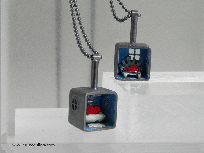 Colección MI CORAZÓN ANDA POR CASA. Piezas Únicas. Colgantes en Plata de Ley y Esmaltes al Fuego.MY HEART IS AROUND Collection.One of a kind. Oxidized Sterling Silver