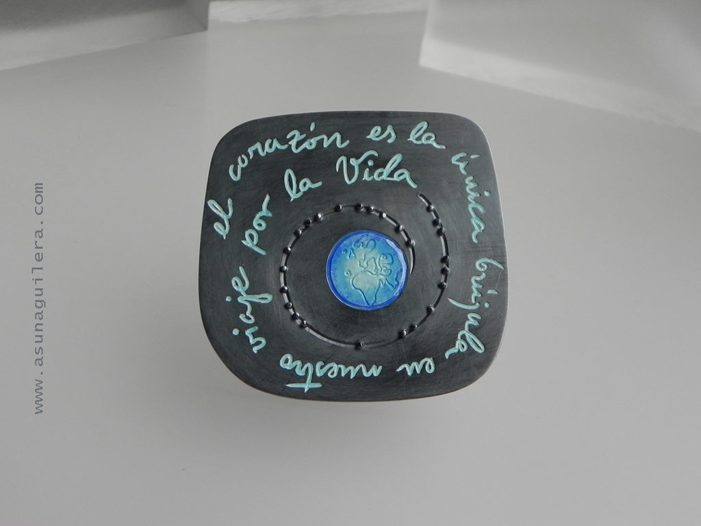 Colgante EL CORAZÓN ES LA ÚNICA BRÚJULA EN NUESTRO VIAJE POR LA VIDA. Colección EL CIELO en la TIERRA. Pieza Unica. Joyería Artística. ASUN Aguilera, Joyeria de Autor
