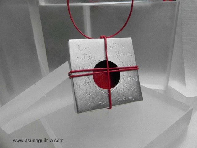Colgante DE AMOR Y DESAMOR. Arte Flamenco. Aluminio,Cuero,Laca. Joyería Flamenca. Asun Aguilera, Joyería de Autor