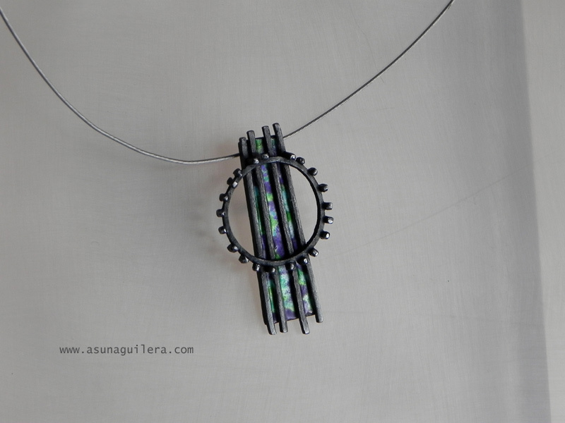 Colgante JAPONÉS/Pieza única. Colección JAPONESA. Plata de ley envejecida y Esmaltes al Fuego mateados. Joyería de Autor Española. Tienda en Gijón, calle Trinidad 10 