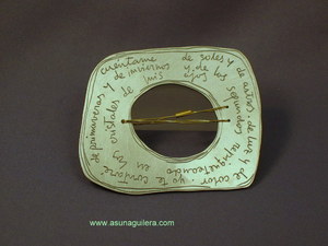 Colgante CUÉNTAME DE SOLES Y DE ASTROS... DE LUZ Y DE COLOR...YO TE CONTARÉ DE PRIMAVERAS Y DE INVIERNOS,,,Y DE LOS MINUTOS REPIQUETEANDO EN LOS CRISTALES DE MIS OJOS.Plata y Oro de Ley. Poesía & Arte . Asun Aguilera. Joyería Contemporánea de Autor
