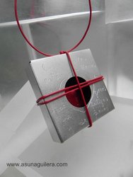 Colgante DE AMOR Y DESAMOR - Pieza Única - Aluminio