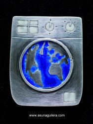 Colgante DE TANTO LAVARTE LOS COLORES YA NO ME SONRÍEN - Plata de Ley y Esmaltes al Fuego - Colección ECOLOGÍA y VIDA