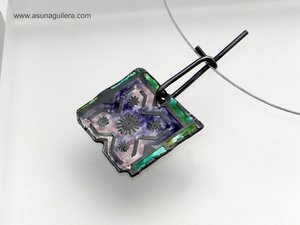 Colgante RETAZOS DE RECUERDOS - Pieza Única - Plata de Ley Mate y Esmaltes al Fuego
