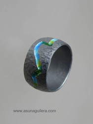 Anillo RIO / Ancho / Envejecido. Plata de Ley y Esmaltes al Fuego. Asun Aguilera
