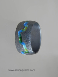 Anillo RIO / Ancho / Envejecido. Plata de Ley y Esmaltes al Fuego. Asun Aguilera