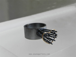 Anillo de la colección PROYECCIONES. Plata y Oro de ley. Colgante 22+tú= TODOS. Encargo para una maestra. Trabajos personalizados, hechos a medida. Anillo de la colección CONSTRUCCIONES. Arquitectura,Diseño, Microesculturas.Asun Aguilera, Joyería de Autor