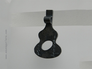 Colgante ÓLE - Guitarra. Colección SONIDOS FLAMENCOS. Plata de Ley envejecida y Esmaltes al Fuego. Arte Flamenco Español. Joyería Española de Autor. Joyería Flamenca Contemporánea diseñada y hecha artesanalmente por Asun Aguilera.