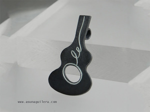 Colgante ÓLE - Guitarra. Colección SONIDOS FLAMENCOS. Plata de Ley envejecida y Esmaltes al Fuego. Arte Flamenco Español. Joyería Española de Autor. Joyería Flamenca Contemporánea diseñada y hecha artesanalmente por Asun Aguilera.