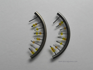 Pendientes ARCO. Tubos circulares en Plata de ley y Abalorios de Cristal