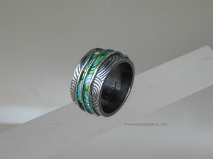 Anillo HUELLAS- Ancho. Plata de Ley y Esmaltes al Fuego. Joyería Contemporánea Española. Asun Aguilera, Emociones hechas Joyas. Tienda en Gijón, frente al Museo Barjola