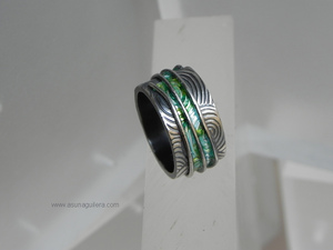 Anillo HUELLAS- Ancho. Plata de Ley y Esmaltes al Fuego. Joyería Contemporánea Española. Asun Aguilera, Emociones hechas Joyas. Tienda en Gijón, frente al Museo Barjola