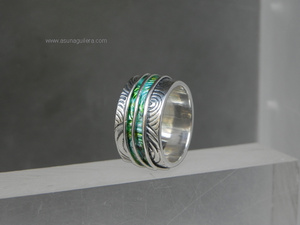 Anillo HUELLAS- Ancho. Plata de Ley y Esmaltes al Fuego. Joyería Contemporánea Española. Asun Aguilera, Emociones hechas Joyas. Tienda en Gijón, frente al Museo Barjola