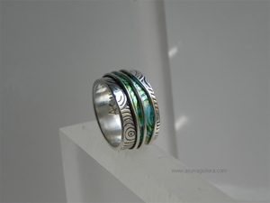 Anillo HUELLAS- Ancho. Plata de Ley y Esmaltes al Fuego. Joyería Contemporánea Española. Asun Aguilera, Emociones hechas Joyas. Tienda en Gijón, frente al Museo Barjola