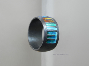 aNILLO rayas irregulares. Plata de Ley y Esmaltes al Fuego. Joyeria de Autor. Asun Aguilera diseño de Joyería Contemporánea