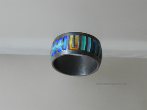 aNILLO rayas irregulares. Plata de Ley y Esmaltes al Fuego. Joyeria de Autor. Asun Aguilera diseño de Joyería Contemporánea