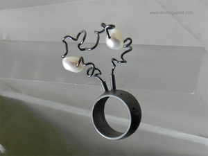 Anillo MI LIO/NEBULOSA/PERLAS. PLATA DE LEY ENVEJECIDA Y PERLAS DE AGUA DULCE. jOYERIA CREATIVA , ASUN AGUILERA. TIENDA EN GIJÓN