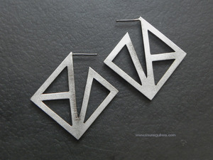 Aretas GEOMETRÍAS / TRIÁNGULOS Plata de ley Envejecida/Mate.en diferentes dimensiones. Asun Aguilera, Joyeria de Autor en Gijón, Asturias