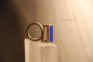 Anillo de la colección CONSTRUCCIONES. Arquitectura, Diseño. Plata & Ore de Ley & Lapis Lázuli.  Joyería Artística. Asun Aguilera, joyería de Autor