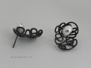 Pendientes MI LÍO/ CASQUILLA/Perla. Plata de Ley envejecida & Perlas cultivadas de Agua Dulce.Joyería de Autor Asturiana, Asun Aguilera: tienda en Gijón, calle Trinidad 10