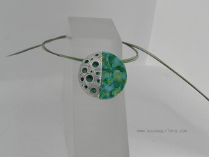 Colgante HUELLAS/Redondo. Plata de ley y Esmaltes al Fuego. Colección HUELLAS. Joyería Contemporánea Española. Asun Aguilera. Joyería de Autor, tienda en Gijón, Asturias
