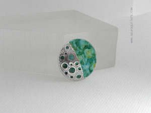 Colgante HUELLAS/Redondo. Plata de ley y Esmaltes al Fuego. Colección HUELLAS. Joyería Contemporánea Española. Asun Aguilera. Joyería de Autor, tienda en Gijón, Asturias