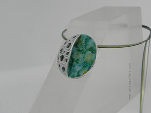 Colgante HUELLAS/Redondo. Plata de ley y Esmaltes al Fuego. Colección HUELLAS. Joyería Contemporánea Española. Asun Aguilera. Joyería de Autor, tienda en Gijón, Asturias
