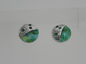Pendientes HUELLAS/Perno. Colección HUELLAS. Plata de ley y Esmaltes al Fuego. Joyería Contemporánea Española. Asun Aguilera, Joyería de Autor. Tienda en Gijón, calle Trinidad 10, frente al Museo Barjola