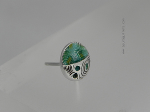 Pendientes HUELLAS/Perno. Colección HUELLAS. Plata de ley y Esmaltes al Fuego. Joyería Contemporánea Española. Asun Aguilera, Joyería de Autor. Tienda en Gijón, calle Trinidad 10, frente al Museo Barjola