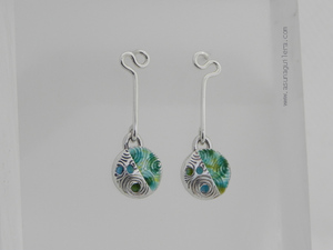 Pendientes HUELLAS/Colgar. Colección HUELLAS. Plata de ley y Esmaltes al Fuego. Joyería Contemporánea Española. Asun Aguilera, Joyería de Autor. Tienda en Gijón, calle Trinidad 10, frente al Museo Barjola