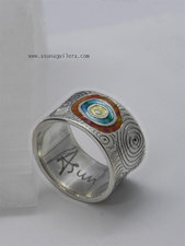 Anillo HUELLAS/Círculos Concéntricos.Plata de ley y Esmaltes al Fuego. Asun Aguilera ,Joyeria de Auto Española. Tienda en Gujón,Asturias