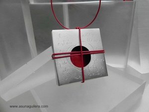 Colgante DE AMOR Y DESAMOR. Arte Flamenco. Aluminio,Cuero,Laca. Joyería Flamenca. Asun Aguilera, Joyería de Autor