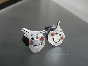 Pendientes Los HERMANOS DE RAULITO. Plata de ley y Esmaltes al Fuego. Joyería de Autor Española. Contemporary Jewellery.Asun Aguilera. Tienda en Gijón, Asturias