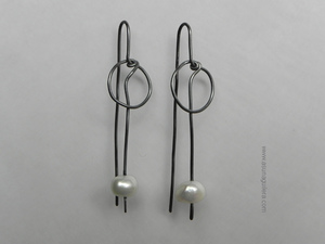 Pendientes NUDO. Plata de ley envejecida & Perlas cultivadas de Agua Dulce. Joyería Contemporánea Española. Asun Aguilera, Joyería de Autor. Tienda en Gijón, calle de la Trinidad