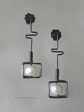 Pendientes  GEOMETRICOS/Perlas. Plata de ley envejecida & Perlas cultivadas de Agua Dulce. Joyería Contemporánea Española. Asun Aguilera, Joyería de Autor. Tienda en Gijón, calle de la Trinidad