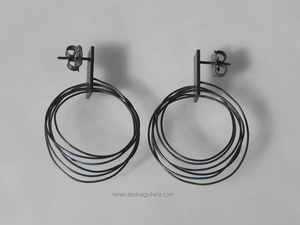 Pendientes  MI LIO/DOLMEN/G. Plata de ley envejecida & Perlas cultivadas de Agua Dulce. Joyería Contemporánea Española. Asun Aguilera, Joyería de Autor. Tienda en Gijón, calle de la Trinidad