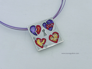 Colgante LOS ESTADOS DEL CORAZÓN. Plata de ley y Esmaltes al Fuego. Joyería Contemporánea Española. Asun Aguilera, Joyería de Autor , Tienda en Gijón, calle de la Trinidad.
