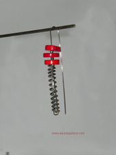 Pendientes  MUELLE/Coral Bambú. Plata de ley envejecida , Acero Inoxidable Quirúrgico y Coral Bambú. Joyería Contemporánea Española. Asun Aguilera, Joyería de Autor. Tienda en Gijón, calle de la Trinidad